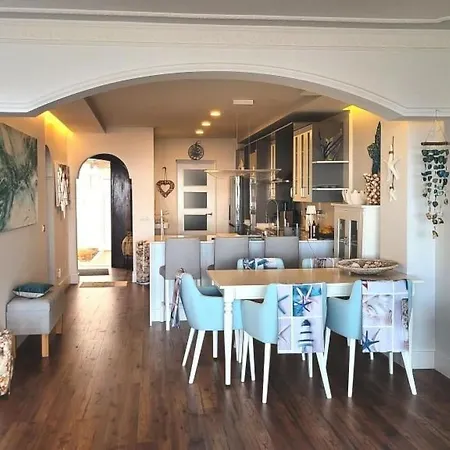Сasa de vacaciones Modernes Luxus-haus Mit Phantastischem Meerblick- Beheizter Pool Und Wifi By Interhome
